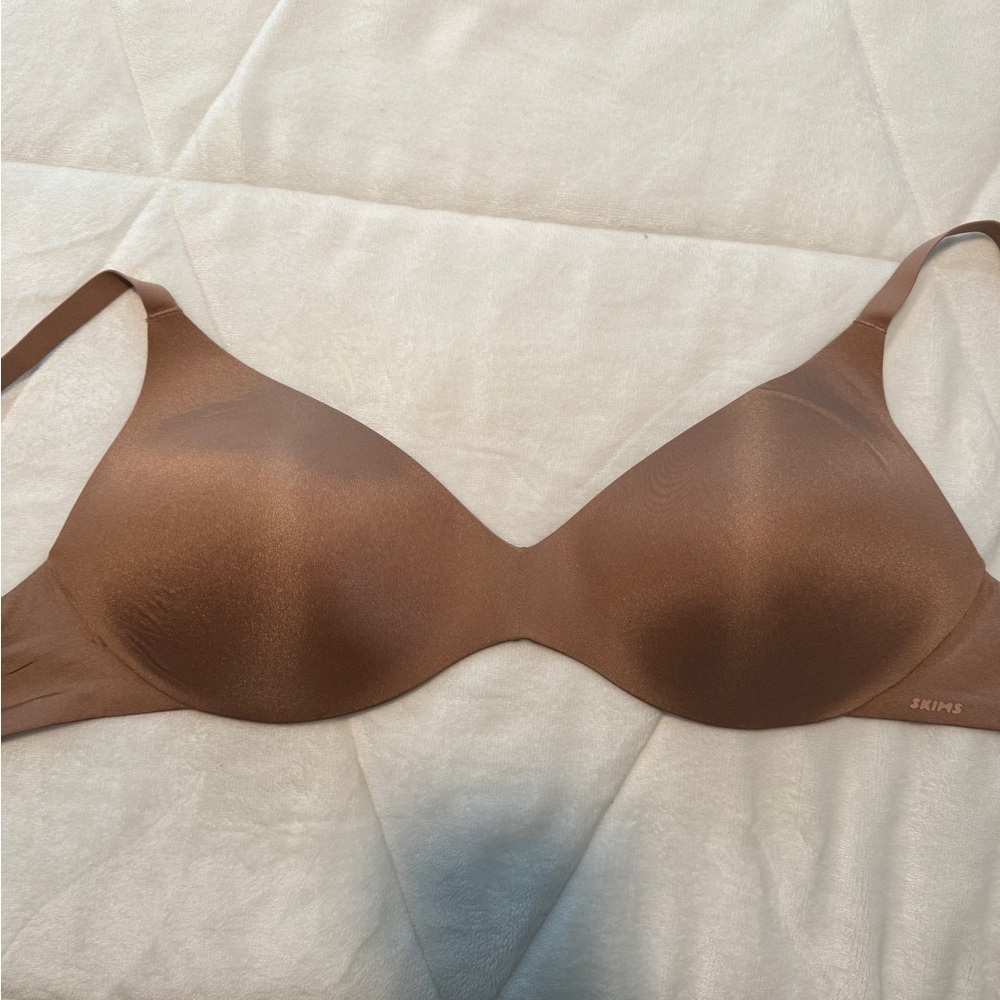 SKIMS BRA NEW WITH TAGS 

-wireless 
-color:sienna 
-34DDD